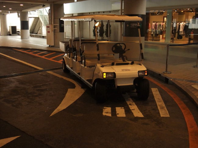 <br />①ホテルの前にゴルフで使うカート車？？<br /><br />　聞いてみると近辺をシャトルしてるそうです。