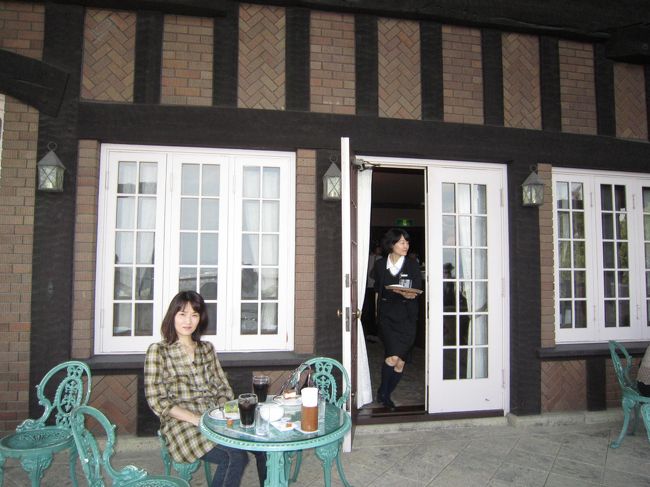 テラスにて休憩♪<br />満席でウェイトレスさんが忙しく<br />出入りする。<br /><br />爽やかな風がとても心地よく、<br />いつまでも座っていたくなる(^^)