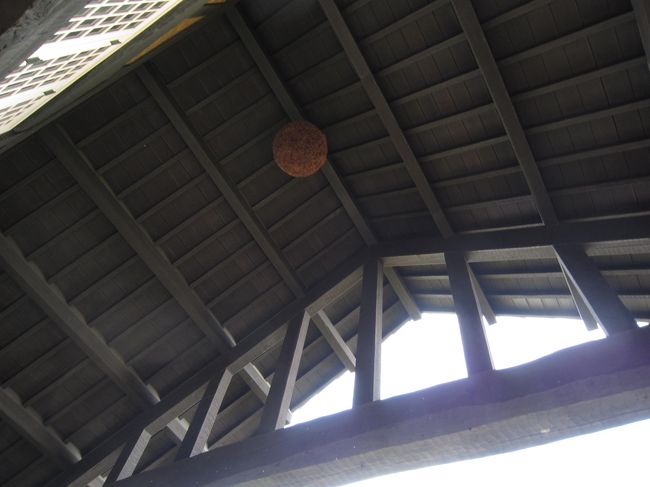 天上には商売繁盛の蜂の巣？みたいの<br />古い民家とかお店の軒下によく飾ってあるね