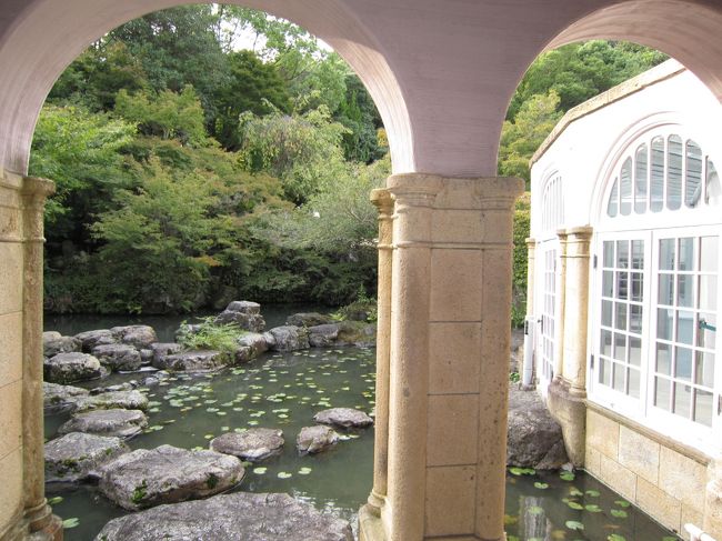１階渡り廊下外、池<br />洋風なアーチに和風な庭のコラボ☆