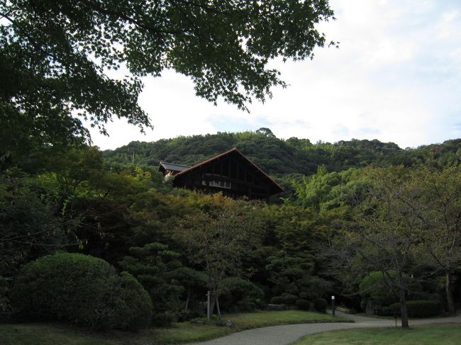 中庭には桜の木が数本あり、<br />桜の季節は美しい♪<br />先ほど休憩したテラスが見える