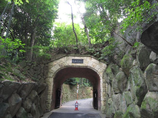 帰り道　小さなトンネルをあとにする