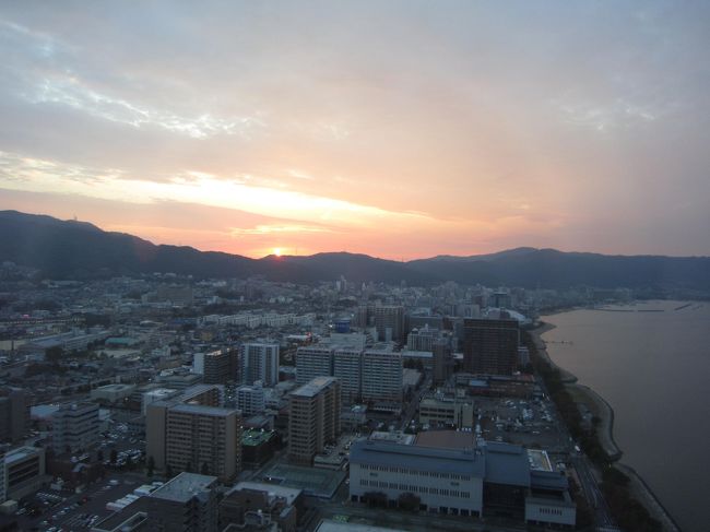 夕方、大津プリンスへ。<br />最上階から夕日を撮影。<br />でも撮ってる最中にもう沈んでしまい、<br />太陽はとれなかった