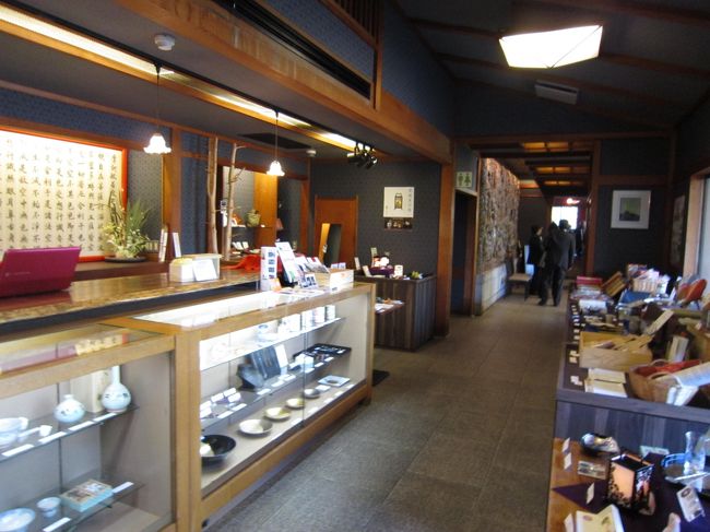 店内　お土産売ってます<br />この奥がレストラン<br />満席☆<br />予約した方が良さげ