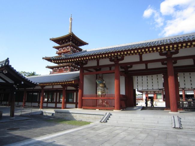 入り口　中門・回廊<br />奥は西塔