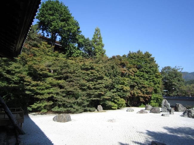 いくら北だといってもまだ紅葉には早いね<br /><br />ここはピカピカに磨かれた床に映る<br />紅葉を眺めることで有名<br /><br />また室内には狩野永敬の鶴の群生襖絵があり、<br />鶴たちが生き生きと描かれています☆