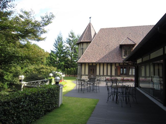 中庭からバンケットへ<br />左手には紙屋川が流れる<br /><br />