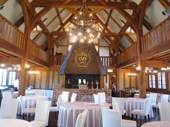 バンケット内部。<br />この日は翌日の披露宴準備の為<br />営業なし<br />撮影だけさせてもらった(^^)<br /><br />ドイツ風だね