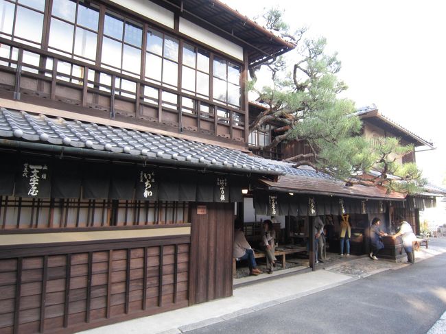 両側にある<br /><br />お店を利用すると隣の駐車場料金が<br />1時間分無料になるのでお得◎