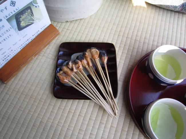 大好きなあぶり餅♪<br />炭火であぶった香ばしいきなこ餅に<br />白みそダレがまぶしてある<br />これは一人前