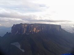 ヘリコプターに乗って、テプイ（テーブルマウンテン）上空まで行きます。
いよいよテプイが近づいてきた時には、本当に興奮してしまいます。
このテプイはクケナン山で標高約2800mあります。