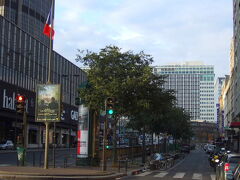 ホテルのあるアリヴェ通り　Rue de l'Arrivee（１５区）

ホテルの立地は、モンパルナス駅近く（写真正面）モンパルナスタワー（写真左）の横、目の前がギャラリー・ラファイエット（写真左）、モンパルナスタワーの向こうにスーパーモノプリがあるという感じでした。　アリヴェ通りから西は１５区になるので、ホテルの住所は１５区です。

今日は、連日のパリから日帰り列車の旅で疲れていたので、Ｓちゃんとの待ち合わせ時間は、１０時半。

けれども、時差で起きてしまう私・・　というわけで、８時から１時間ほど、ホテルの近くを朝散歩することにしました♪
