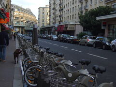 サン＝プラシード通り　Rue Saint-Placide　の

ヴェリブ　Ｖｅｌｉｂ’　スタシオン

Ｖｅｌｉｂ'　を利用しようと思っていたので、

スタシオンがある度にチェックしていました＾＾;