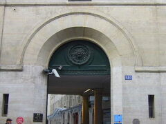 7区　奇跡の（不思議の）メダイ教会　に到着しました！

Chapelle Notre Dame de la Medaille Miraculeuse
140 Rue du Bac 75007 Paris, France
http://www.chapellenotredamedelamedaillemiraculeuse.com/

奇跡のメダイ教会　は、百貨店ボン・マルシェ近くにひっそりと建つ教会。

　” 130年もの間、修道女聖カタリナ・ラブレの遺体が腐らずに眠っている場所として世界中からカトリックの信者が集まる教会。　聖カタリナが身に付けていた聖母マリアを刻印したメダルが、聖母マリアを信じる者には理屈ではせつめいできないさまざまな不思議な現象を生じさせた ”

といわれているそうです。