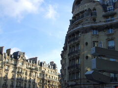 メトロ、セーブル・バビロンヌ駅前のホテル

ホテル・リュテティア　Hotel Lutetia　

1910年の創業当時、
パリで最初のアール・デコ様式のホテル　だそうです。
（パリ/サン・ジェルマン・デ・プレ地区）

リ ュ テ テ ィ ア っていうネーミングがいいなぁ〜♪