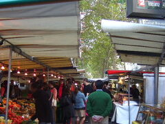 歩いてまもなく・・

ラスパイユのビオマルシェ
Marche biologique du Boulevard Raspail　に、到着〜♪