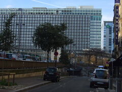ホテル（右）まで戻ってきました！

（正面はもちろん、国鉄モンパルナス駅）

ところで、この写真右下にご注目！

これは、なにかと言いますと・・