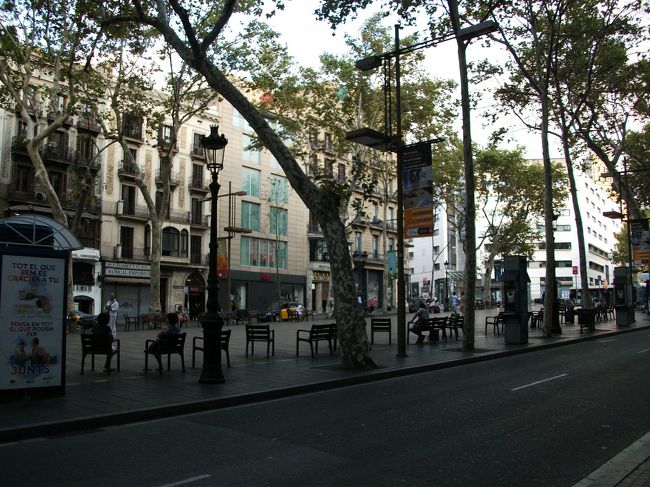 朝のランブラス通り。前日に見た混雑っぷりがウソのように閑散と…。<br /><br />このタビ最大の目的地へ…自然と足が早まります。湿度も高いし曇ってて少し心配だたけど、移動中に晴れました♪