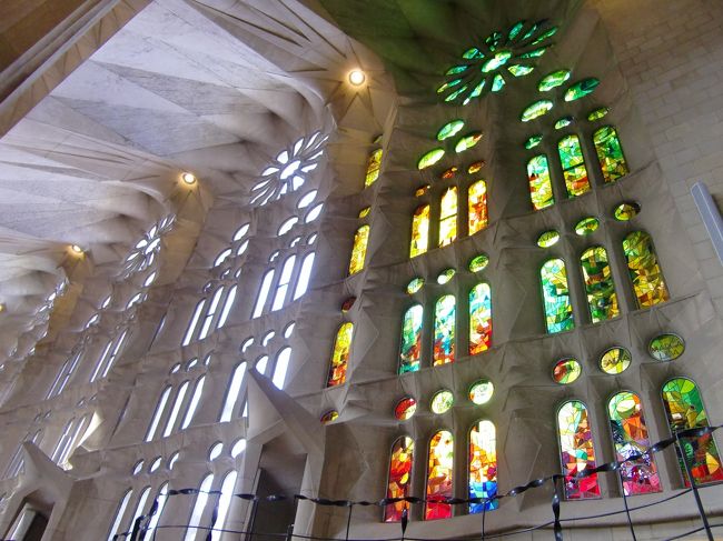 エレベーターの時間まで、ゆったり拝観タイム。<br /><br />ステンドグラスも、当然どれも美しい…。後方はまだ普通のガラスで、内部も含めてまだまだ建設途中であることが感じられます。<br /><br />全てのステンドグラスが完成したら、さらに美しい空間になるんだろうなぁ・・・。