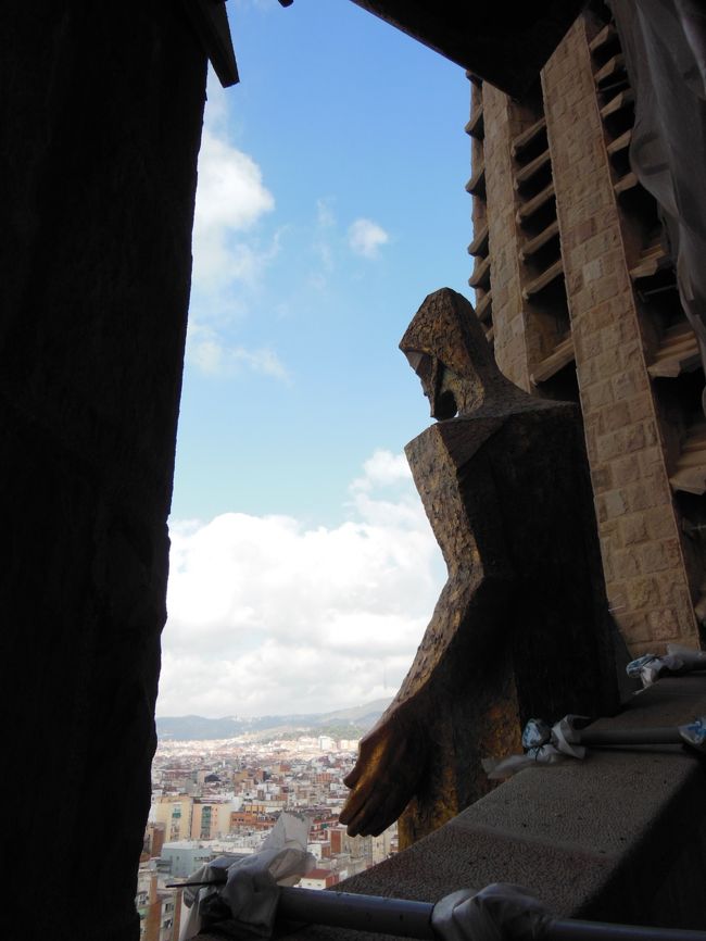 時間になったのでエレベーターで鐘塔に登ります。<br /><br />ガウディの設計にエレベーターなどはなく、スペースを見つけて組み込んだからでしょう、輸送能力の低い小型エレベーターなので予約制なんでしょうね〜。でも、ネット予約に組み込むなり敷地内にエレベーター用のブースを作るなり、システムに改善の余地を感じずにはいられませんでした(^_^;)