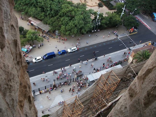 私たちが塔に登っている間に、当日券の列は入り口とは反対側になる生誕のファサード側へも。<br /><br />エレベーターのチケット入手に手間取ったとはいえ、ネットで予約していってよかった〜☆<br /><br />(パッケージツアーが最もラクだとは思いますが、自分たちのペースでじっくりとサグラダファミリアを漫喫するためにフリーを選びました)