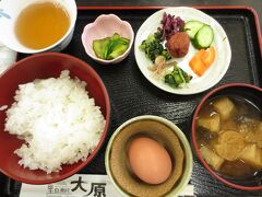 7：40　里の駅　大原/花むらさき

前日出発して滋賀の道の駅/びわ湖大橋 米プラザで車中泊。
朝、三千院へ行く前に里の駅/大原へ朝ごはんを食べに立ち寄りました。

朝膳　500円

御飯とお味噌汁はセルフ。（お粥もあります）
卵は生卵とゆで卵選べます。