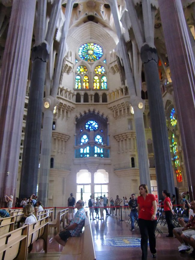 出てしまう前に、もういちど聖堂へ入ってしっかり見納め。<br /><br />どれだけ見てても飽きる気がしません。<br /><br />サグラダファミリアのためだけでももう１回来たい！って強く感じました。スペイン来てよかった！！