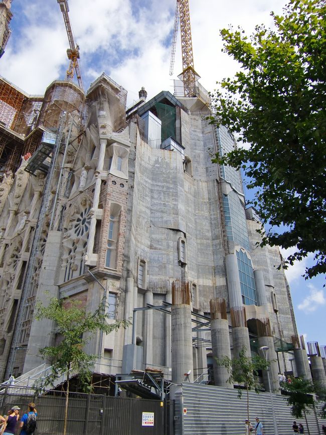 で、建設途中の栄光のファサード側。<br /><br />ぇ、鉄筋コンクリート!? 技術の進歩で工期が短縮したって、そういうことデスカ!? なんか、趣がなくていや〜〜〜(>_<)