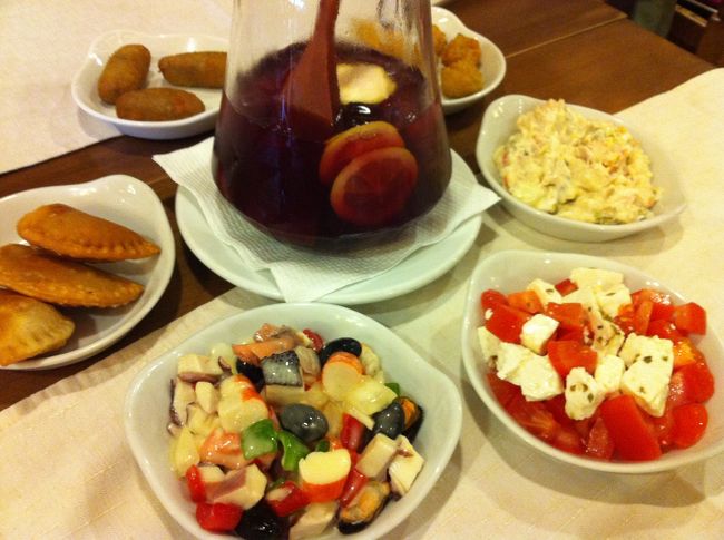 サングリアとタパスのセット、€30。立地のわりにお手頃価格だし、バル料理も楽しめました♪<br /><br />サングリアは飲みやすいからついつい飲み過ぎちゃうけど、まだまだ歩くから控えめにしました(^_^;)