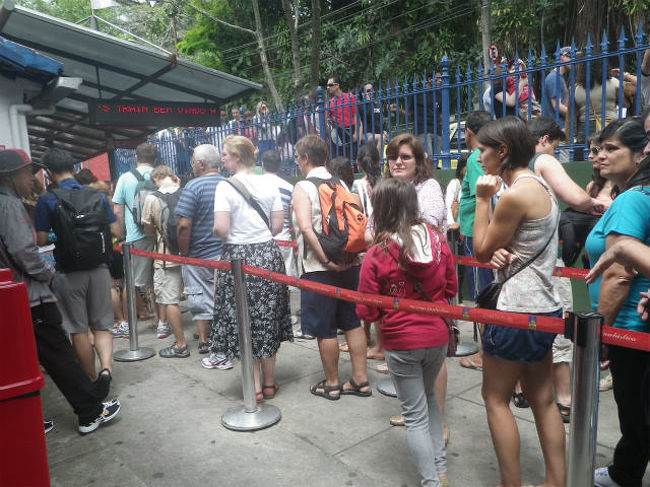 コルコバードの丘はケーブルカーで行く事が出来ます。人気スポットですから、いつもこの様な大行列が出来るそう。<br />この日も朝９時頃行ったのですが、既に青い柵の外側まで長い行列が出来てました。<br />