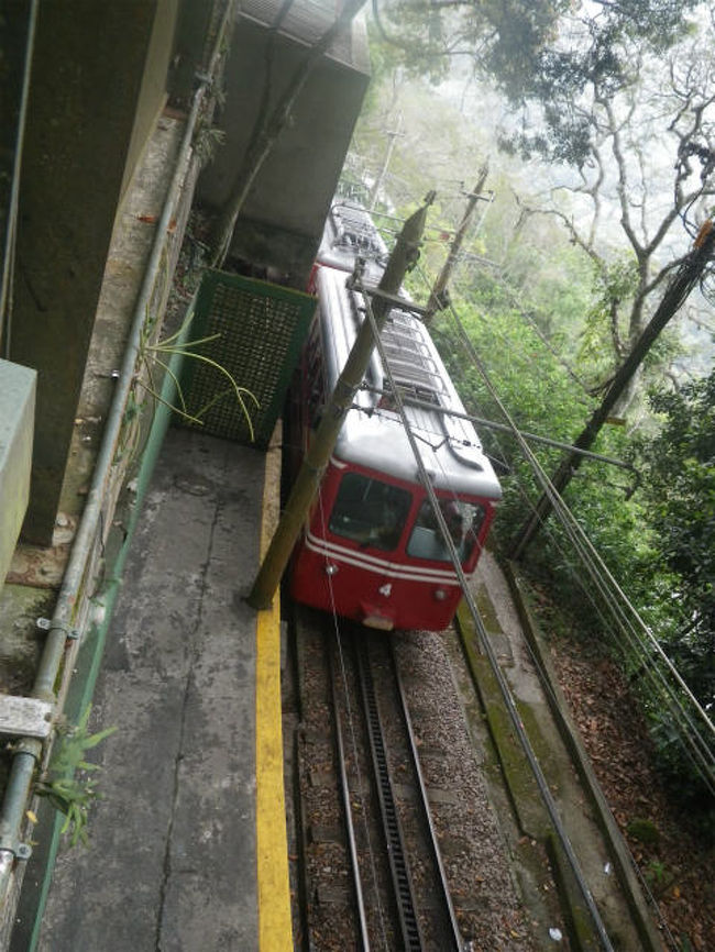 これがケーブルカー。<br />線路の真ん中にギザギザ有るから、アプト式みたいです。