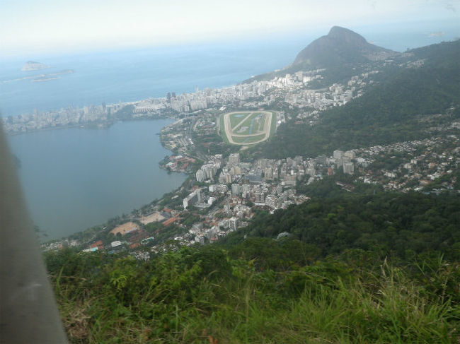 登るときは進行方向に向かい左の窓側。そして進行方向を背にして座った方が良いと言われました。<br />そして暫くして、ここがお勧めポイントと言われて一枚。