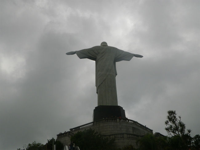 ケーブルカーを降りると、キリスト像の背中が見えました。