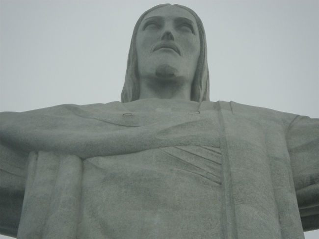 このキリスト像、昔はニューヨークの自由の女神像のように、内部を登れたらしいのですが、現在は閉鎖されてます。<br />本来は登ると、頭の上・両腕の上側から顔を出して外が見えるようになっているのだそうです。<br />それ以外は、右胸と、体の横側に窓に有りました。<br />写真左側胸の部分、長方形の部分が窓なのですが、分かりますか？