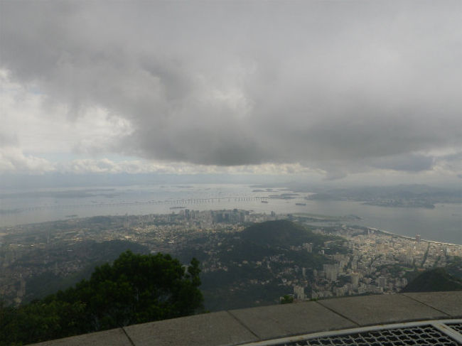 リオデジャネイロは素晴しい港湾として評判ですが、結構島が多いでんすね。<br />丘に登ったら、少し雨が降ってきて、暗い写真になってしまいました。