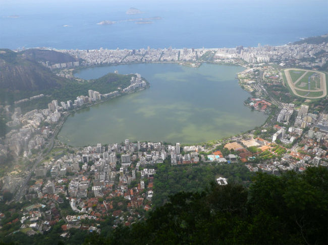 港湾の反対側で、ケーブルカーから見たお勧めポイントと言われた場所。<br />湖のようですが、本来は湾になっていたのを、上の方を埋め立てて湾を繋いでしまったのだとか。<br />一部、緑の線のように見える箇所が運河のようになっていて、一応海とは繋がっているらしい。