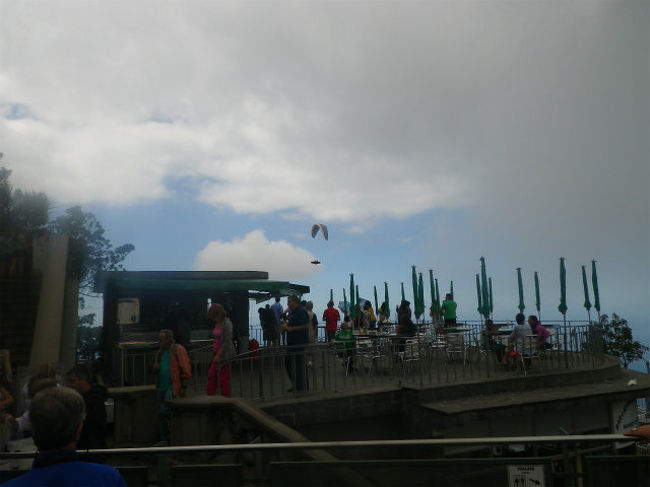 丁度パラグライダーが飛行してました。<br />ボートみたいなのに乗るパラグライダー見るのは初めて。