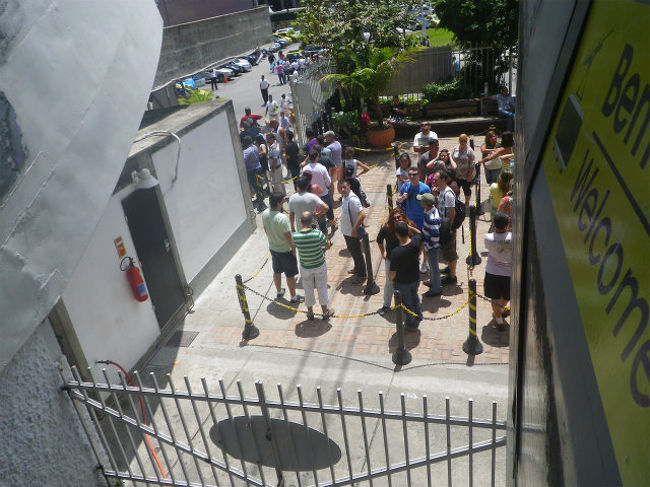 次に向かったのが”砂糖パンの丘”と呼ばれる、ポン・ジ・アスカル。<br />こちらは２段階のロープウェイで登るのですが、やはり長い行列が出来てます。