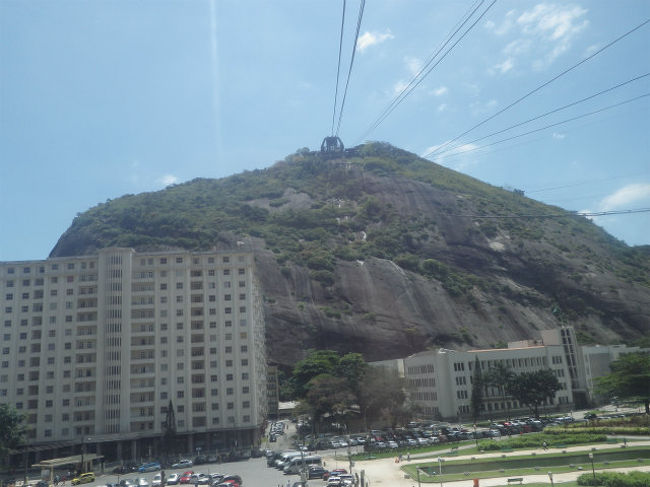 まず最初のロープウェイでこの丘の上まで登ります。