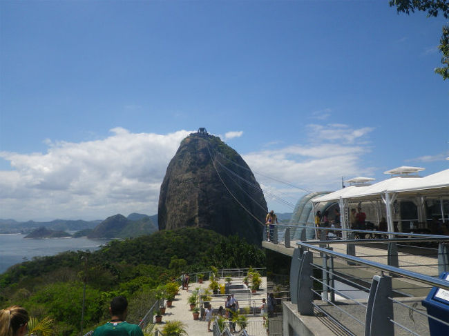 最初のロープウェイを降りると、砂糖パンの丘が見えてきました。<br />ここから、またもう一つのロープウェイに乗ります。