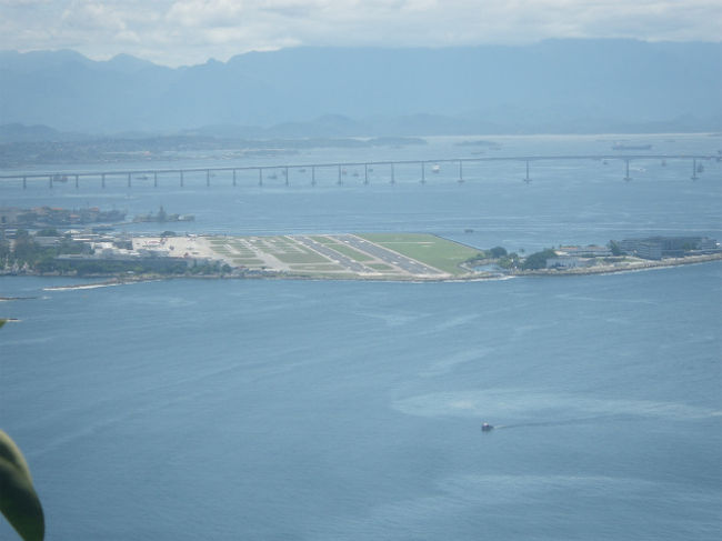 私が使った空港以外に、リオデジャネイロには空港があと２つ有るのだそうです。<br />一つはセスナ等の個人用との事ですが、もう一つがこの港湾内に在って、国内線専用との事でした。