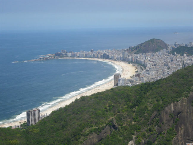 これがコパカバーナ海岸。<br />写真右上、小山の奥がイパネバの海岸です。