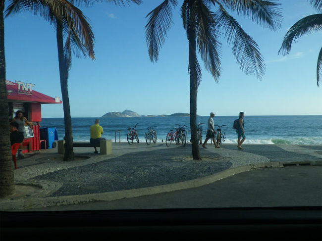 コパカバーナ海岸と言えば治安が悪くて有名ですが、車から見る限りはよく整備された綺麗な海岸です。