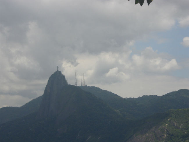 砂糖パンの丘から、先ほど行ったコルコバードの丘のキリスト像も見えます。