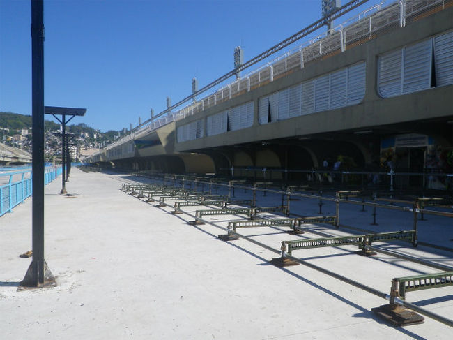 こちらが観客席。<br />真ん中のブラインドらしき物が下りているところは、貸しきり席みたいですね。企業の接待等に使うのかな？