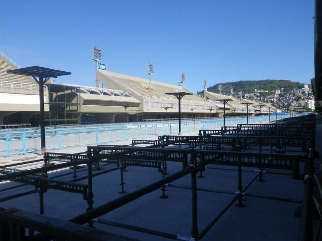 このチャンピョン・パレードの両側にチョットした丘が有ります。そしてこの丘の斜面に有名なスラム街・ファベーラが広がっています。<br />スラム街は結構特等席ですね。