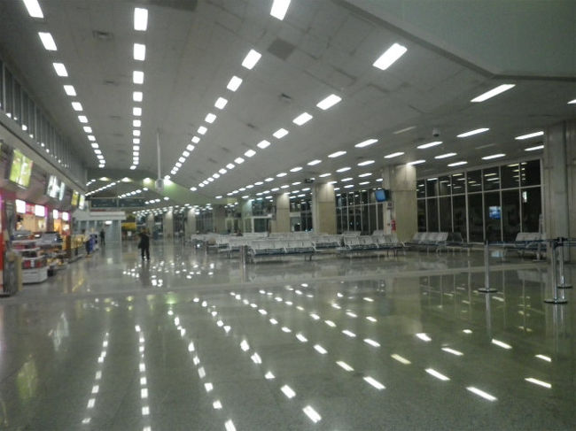 観光終わって、一旦ホテルに戻り、シャワー等をして深夜０２：０６発のエミレーツ航空で帰路につきました。<br />一応２４時間空港みたいですが、この後は３時間後のサンパウロ行きまで出発便無かったから、このエミレーツ便が本日の実質最終便。<br />そのせいか、待合ゲートもこの様に閑散としてます。<br />国際線の待合ゲートなのに、喫煙室が見当たらないのが辛い。