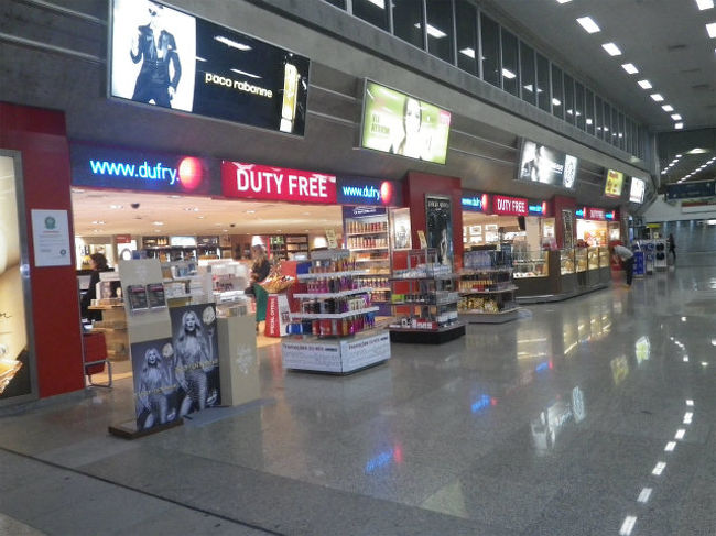 でも国際線なので、チャント免税店がｏｐｅｎしてました。<br />何時ものように、タバコを買おうとしたら、米ドル併記になっていて助かったのですが、ドバイ空港より３〜４ドルも高い。<br />来る時に、ドバイで確認しておいて大正解。