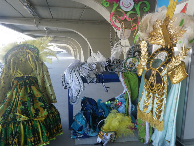 お土産屋さんが一軒だけ営業してました。<br />こんなカーニバル衣装買ってもどうしようもないので、ＣＤだけ購入。