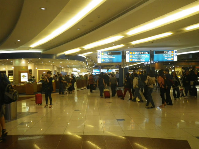 一方、真夜中に到着しても、ドバイ空港は人だらけ。（ここから、クアラルンプールからリオへ向かう時の写真混載です)